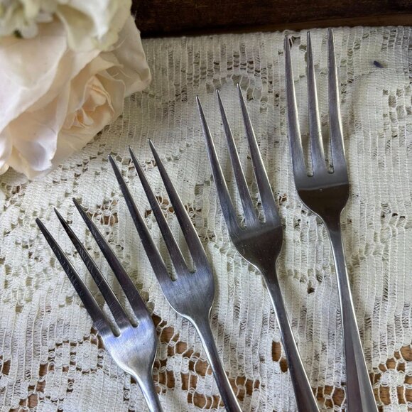 Rogers Stainless Steel Salad Forks Set Of 4 Vintage Flatware Korea - Picture 2 of 7